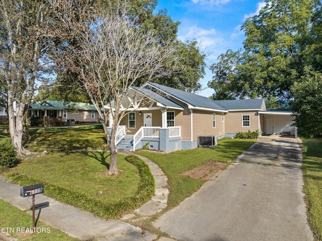 view of front of house featuring cooling unit, covered porch, and a front yard