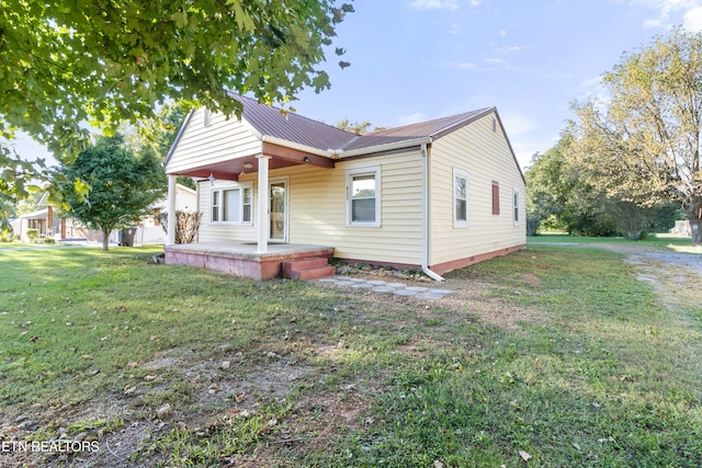 view of front of property with a front yard