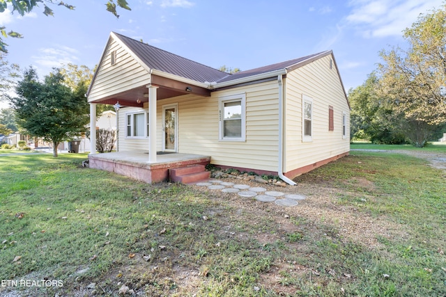 view of front of property featuring a front lawn