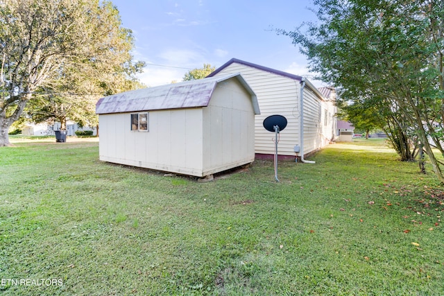 view of outdoor structure featuring a yard