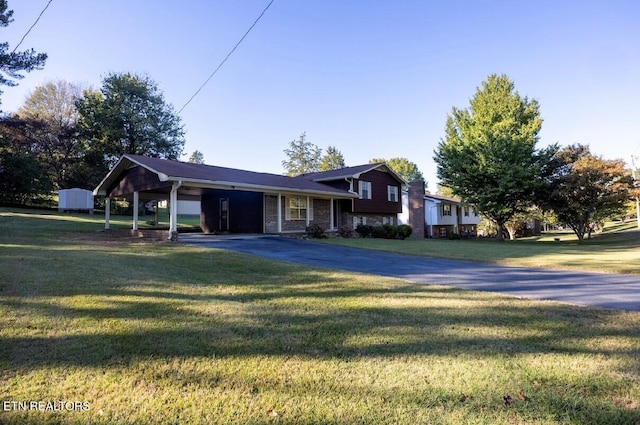 view of front of home featuring a front yard