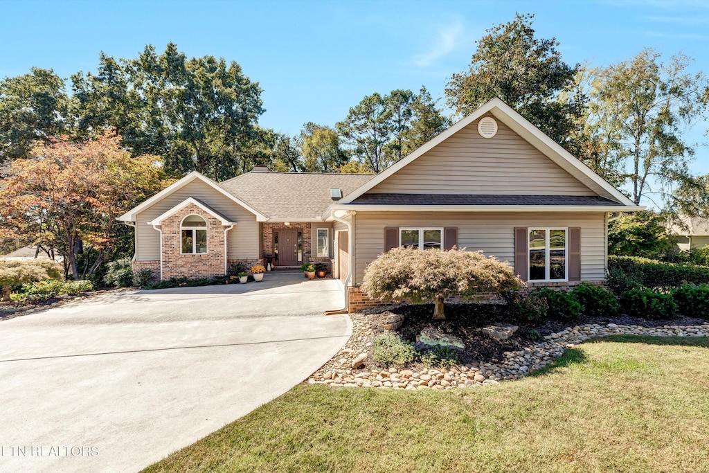 ranch-style home featuring a front lawn