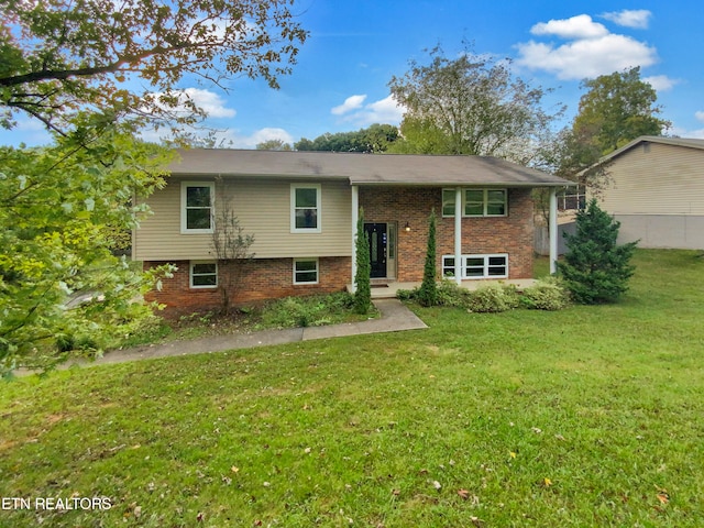 split foyer home with a front yard