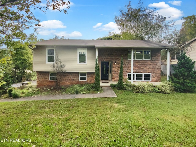 split foyer home with a front yard