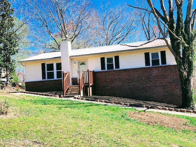 single story home with a front lawn