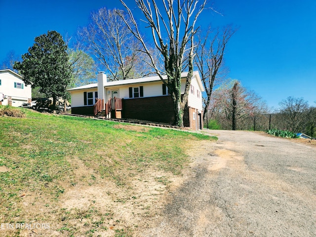 single story home featuring a front yard