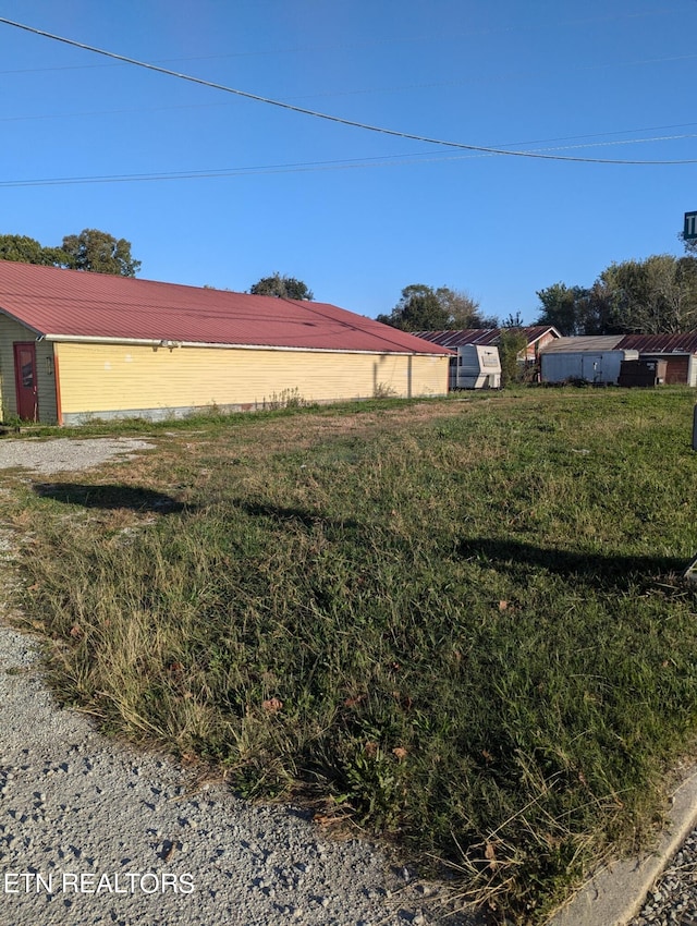 view of yard with an outbuilding