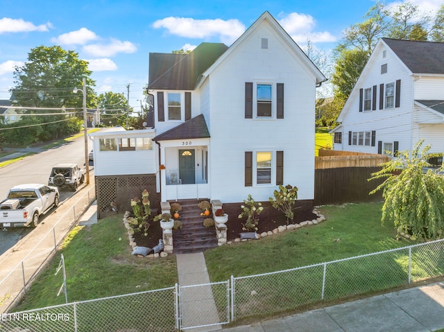 view of front of house featuring a front lawn