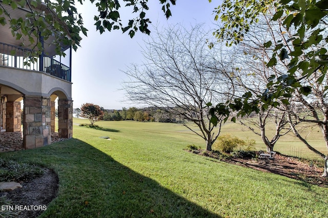 view of yard featuring a balcony