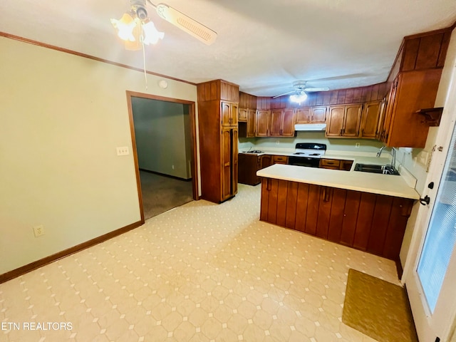 kitchen featuring sink, electric range, ceiling fan, ornamental molding, and kitchen peninsula