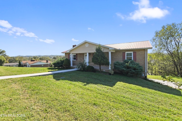 view of front of property featuring a front yard