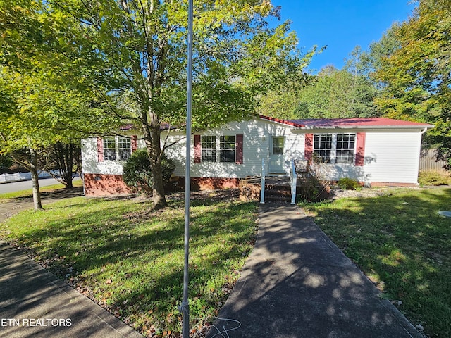 view of front of property with a front lawn