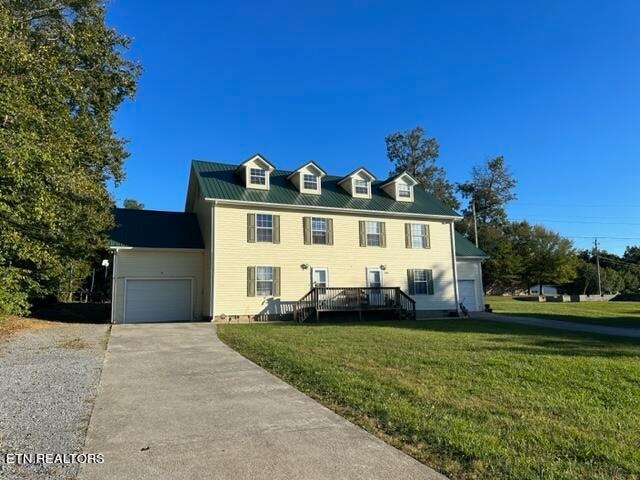 view of front of house featuring a front lawn and a garage