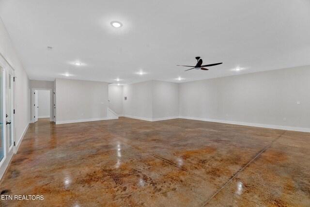 unfurnished room featuring concrete floors and ceiling fan