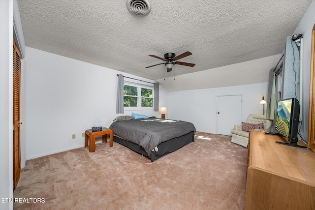 bedroom featuring carpet floors, a textured ceiling, and ceiling fan