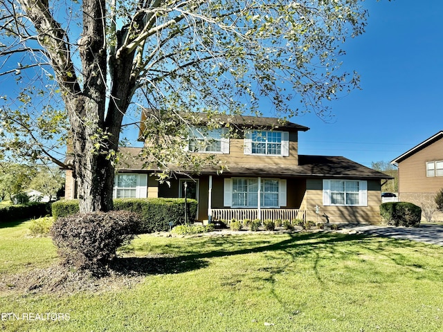 view of front of property featuring a front yard