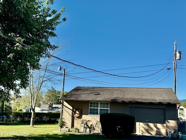 view of front of property with a front lawn