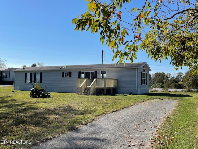 manufactured / mobile home featuring a front yard