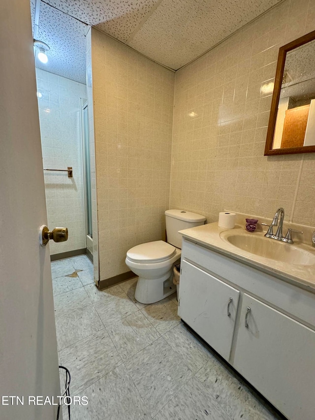 full bath with toilet, an enclosed shower, and vanity