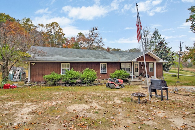 view of front of property featuring an outdoor fire pit