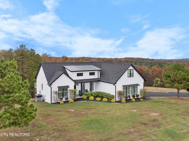 view of front of home featuring a front lawn