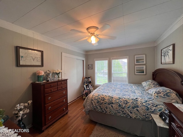 bedroom with hardwood / wood-style floors, ceiling fan, and crown molding