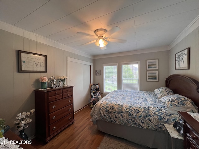 59 River Rd, Miracle, KY 40856 - bedroom with crown molding, dark wood-type flooring, ceiling fan, and a closet