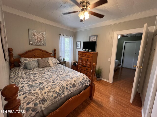 59 River Rd, Miracle, KY 40856 - bedroom featuring crown molding, wood finished floors, and a ceiling fan