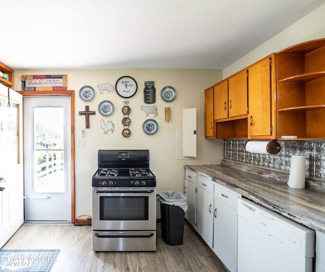 kitchen featuring gas range, dishwasher, tasteful backsplash, and light hardwood / wood-style floors