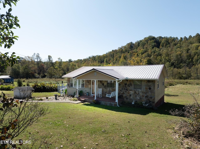 view of front facade featuring a front lawn