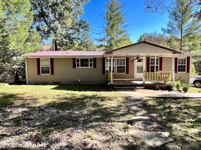 view of front of home with ceiling fan, a front lawn, and covered porch