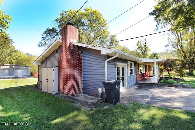 view of side of property featuring a lawn