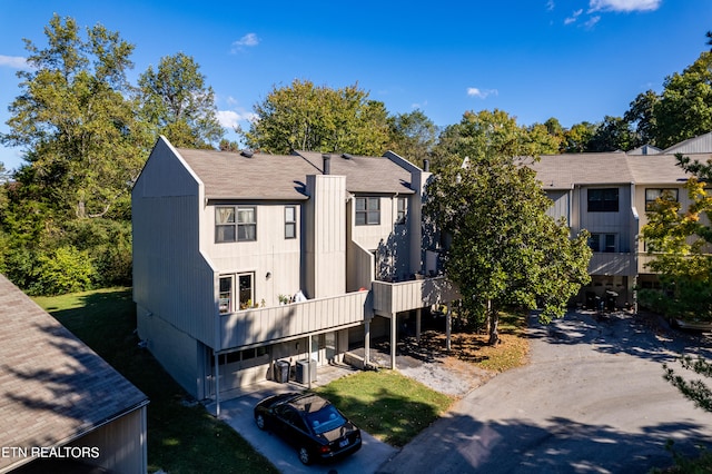 view of front of home featuring a carport