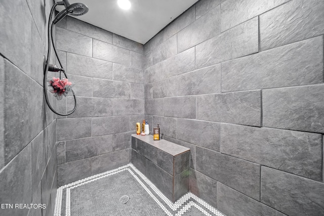 bathroom featuring tiled shower