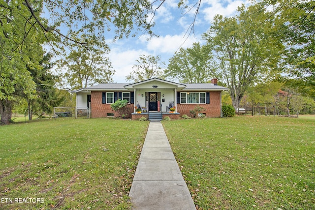 view of front facade featuring a porch and a front yard