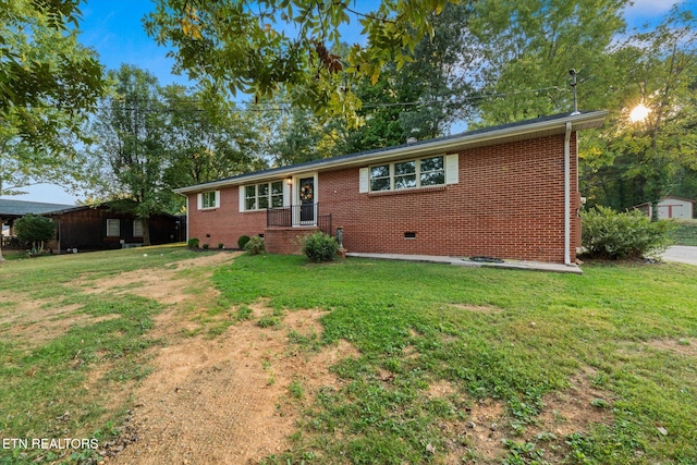 single story home featuring a front yard