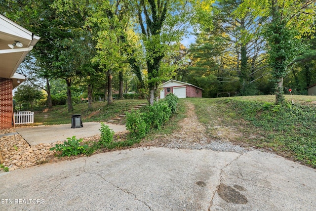 view of yard featuring a garage and an outdoor structure