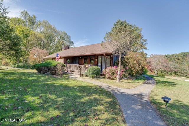 view of front of property featuring a front lawn and covered porch