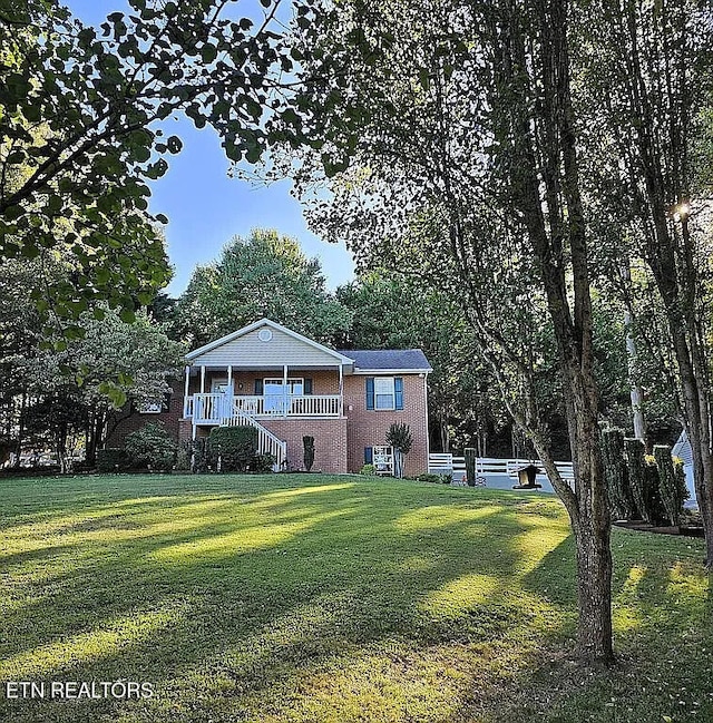 view of front facade featuring a front lawn