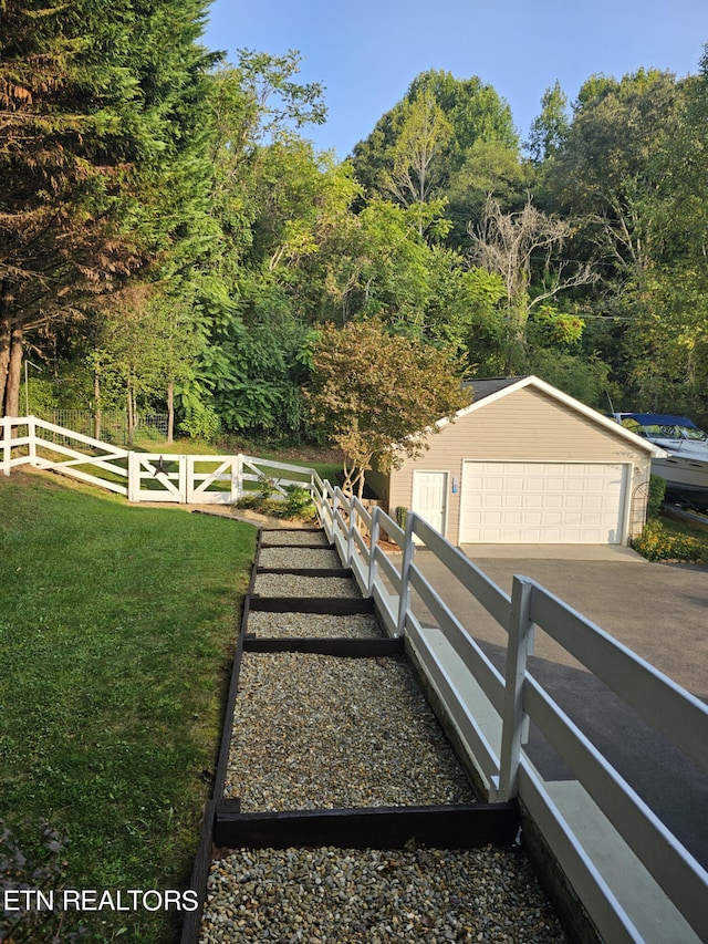 view of yard featuring an outdoor structure and a garage