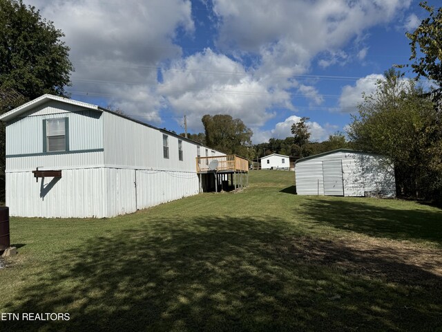 11806 Dry Valley Rd, Loudon, TN 37774 - view of green lawn featuring an outbuilding and a deck