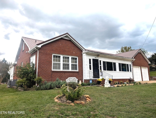 view of front of property featuring a front lawn