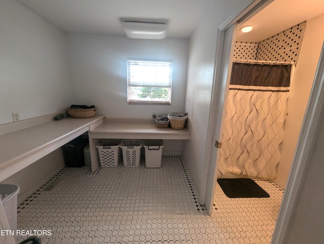 bathroom featuring a shower with shower curtain