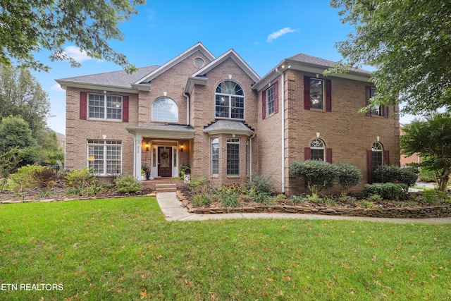 colonial inspired home featuring a front yard