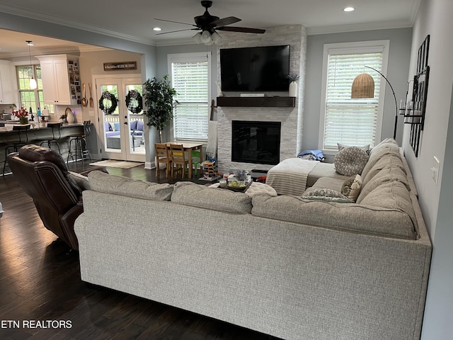 living area featuring recessed lighting, dark wood-style flooring, crown molding, and a ceiling fan