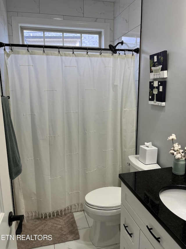 full bath with toilet, a healthy amount of sunlight, vanity, and curtained shower