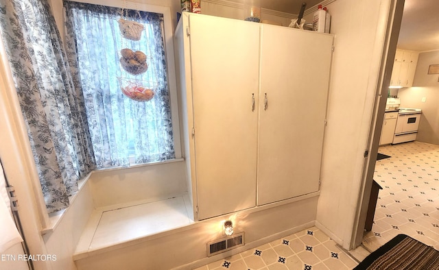 bathroom featuring crown molding