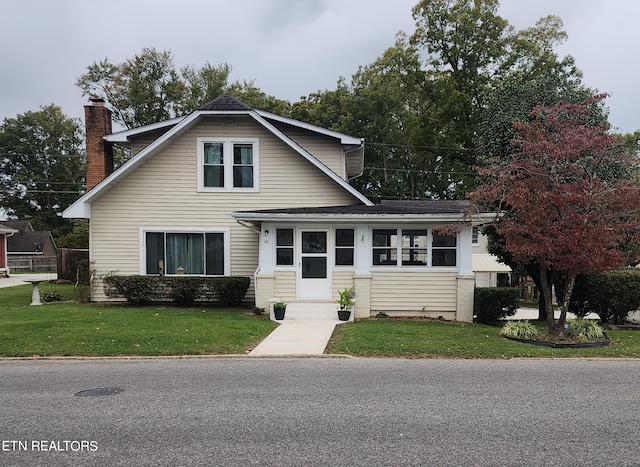 view of front of property featuring a front lawn