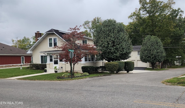 view of front of home featuring a front lawn