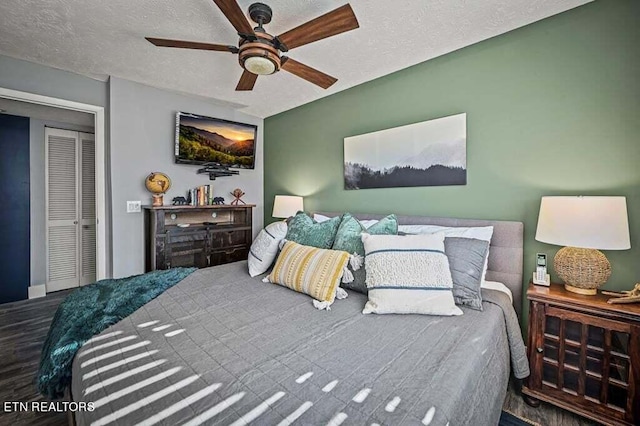 bedroom featuring ceiling fan, wood-type flooring, and a textured ceiling